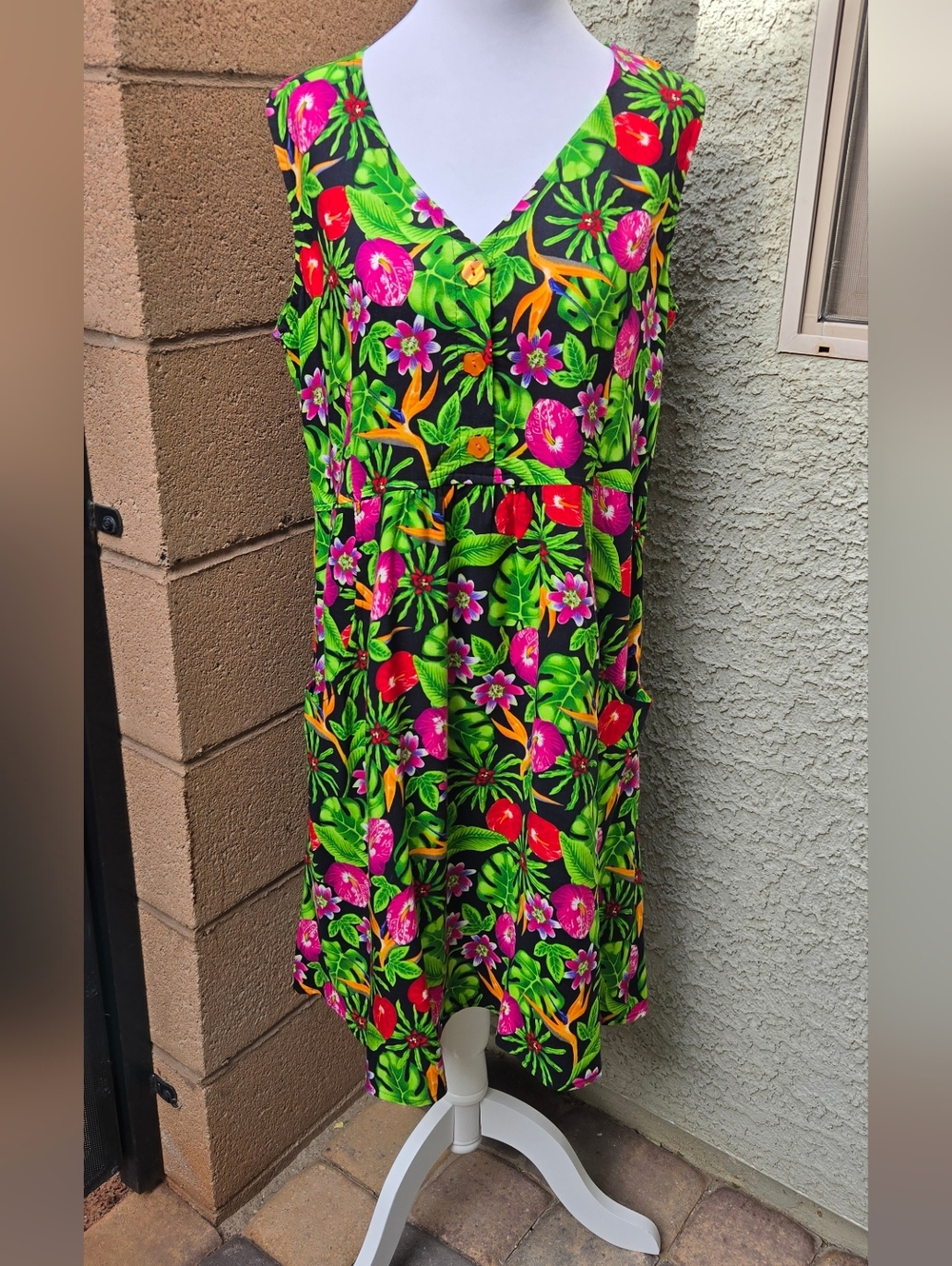 Dressing Clio Vibrant Tropical Floral Sleeveless Dress